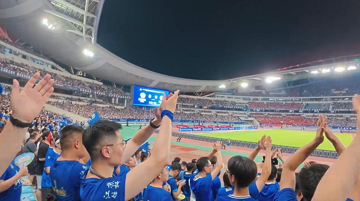 聲援曾經(jīng)的江蘇隊長(cháng)吳曦！蘇超南京球迷第22分鐘齊喊：吳曦吳曦