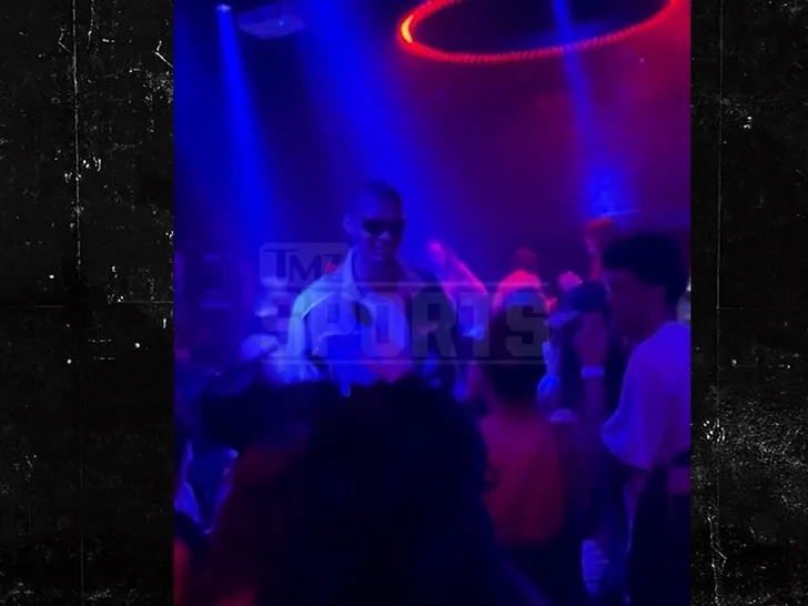 ??色即是空？文班深夜現身東京夜店??玩耍了一個(gè)半小時(shí)