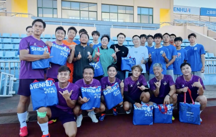 譚詠麟攜老六兄弟樂(lè )隊探班申花U21隊：我是申花隊的球迷