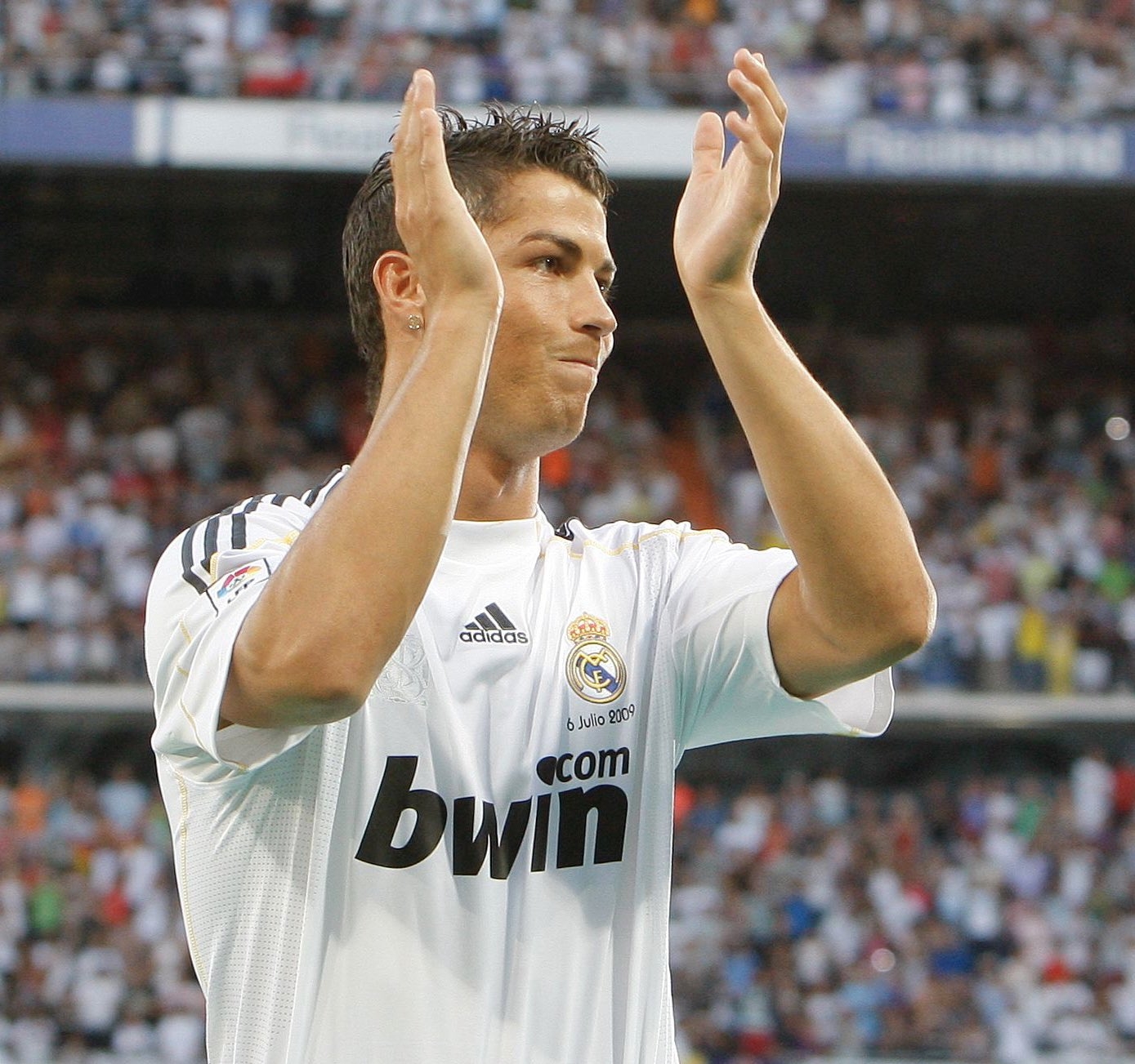 一段傳奇的開(kāi)始！16年前的今天，C羅首次作為皇馬球員亮相