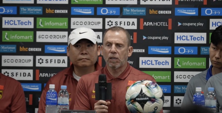 東亞杯賽前新聞發(fā)布會(huì )，國家隊代理主教練久爾杰維奇率張玉寧參加