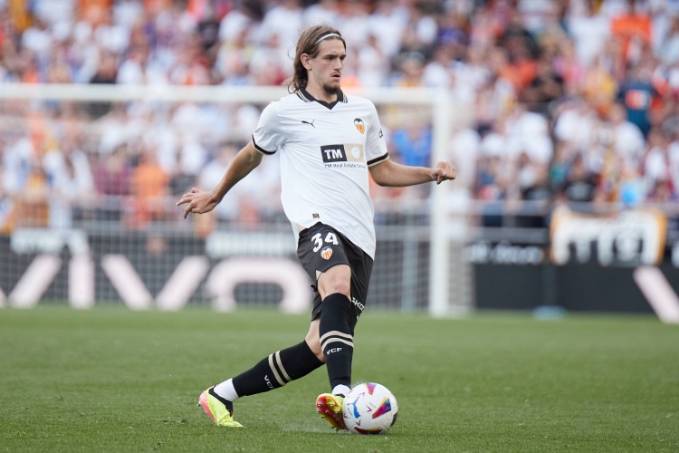 記者：埃因霍溫將簽下瓦倫西亞20歲中衛亞雷克，轉會(huì )費約1000萬(wàn)歐