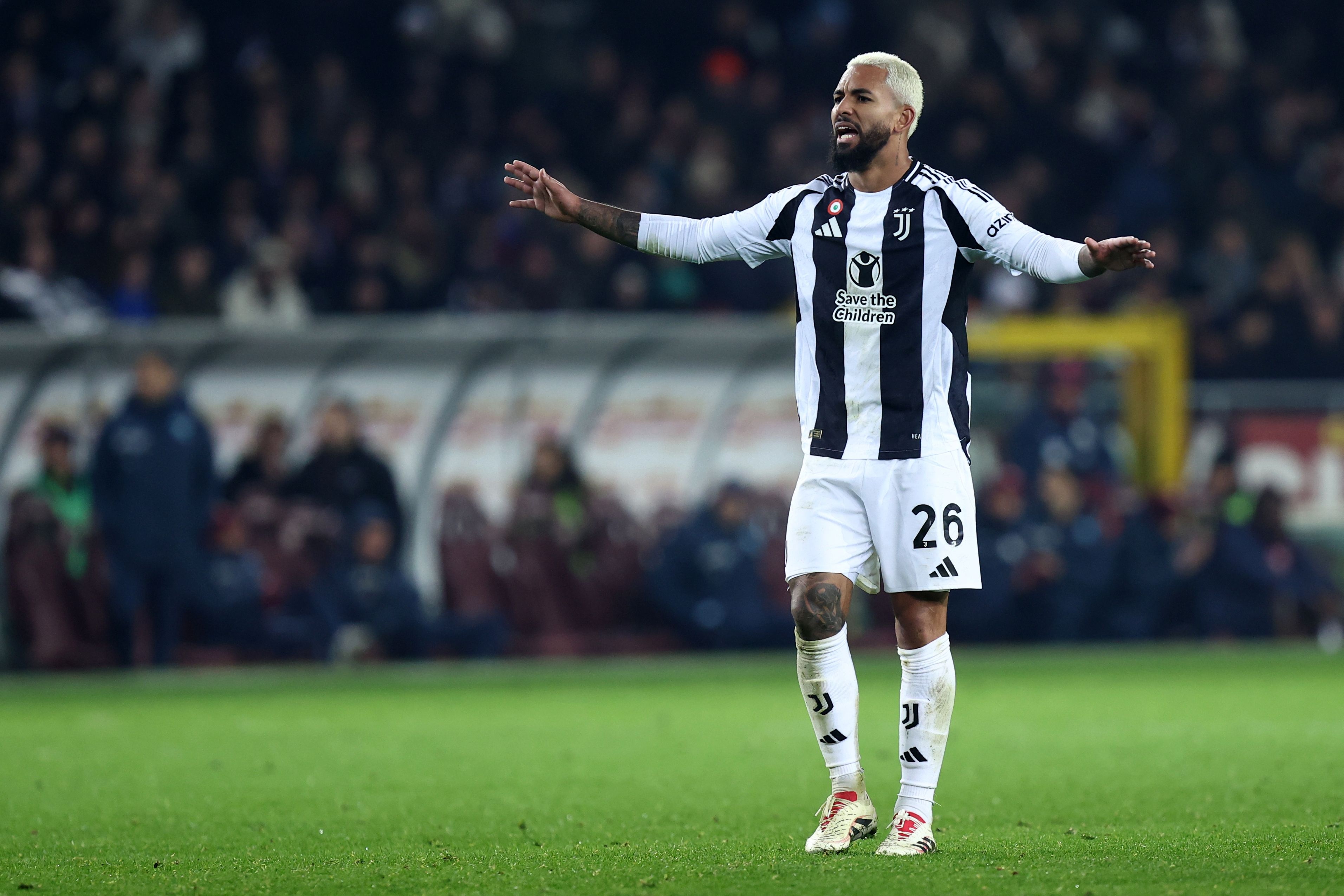 羅馬諾：多家英超球隊對尤文中場(chǎng)道格拉斯有意，球員預計今夏離隊