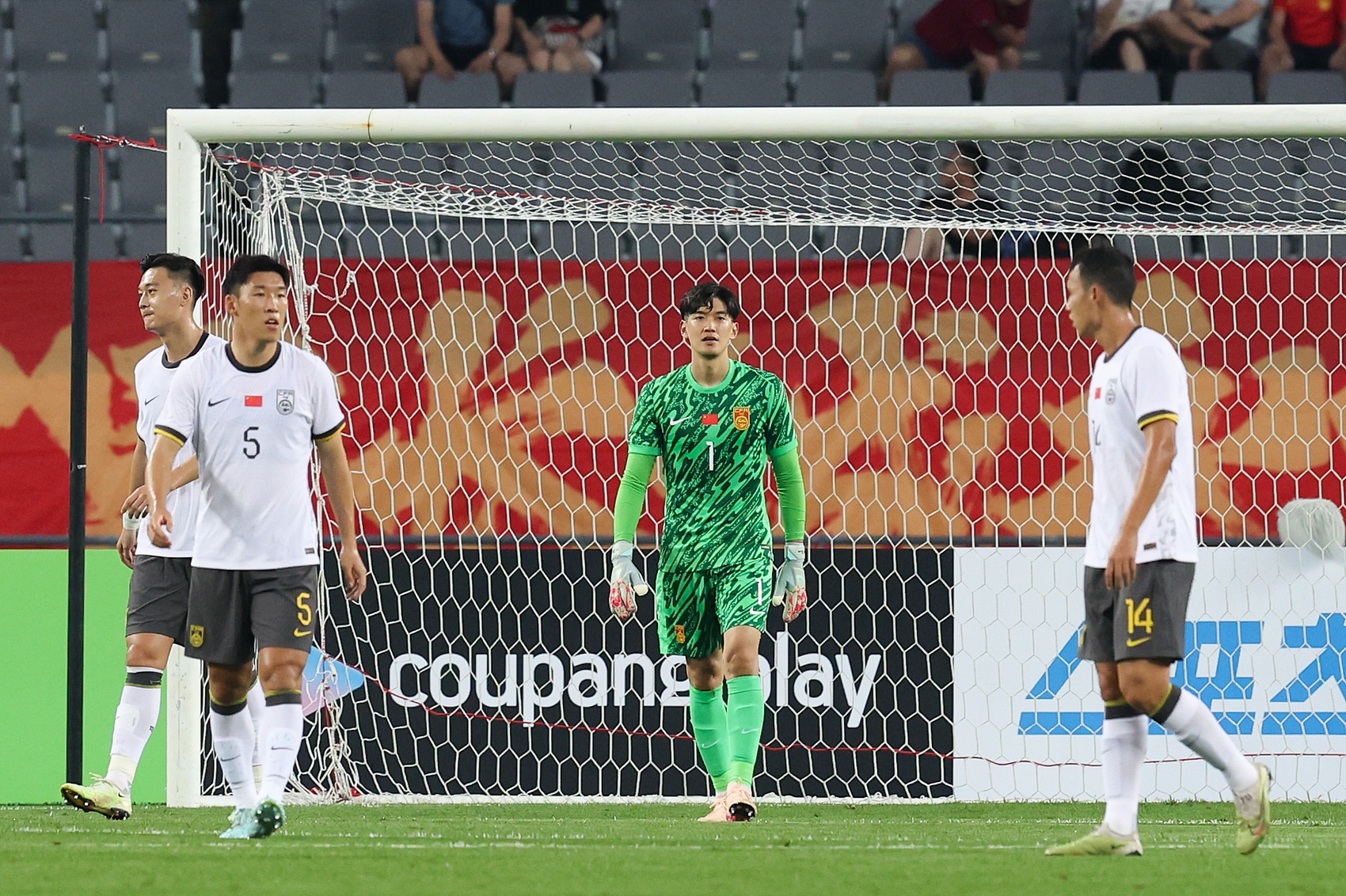 記者：看看中韓球員多方面的差異，就知道比分差距為什么這么大