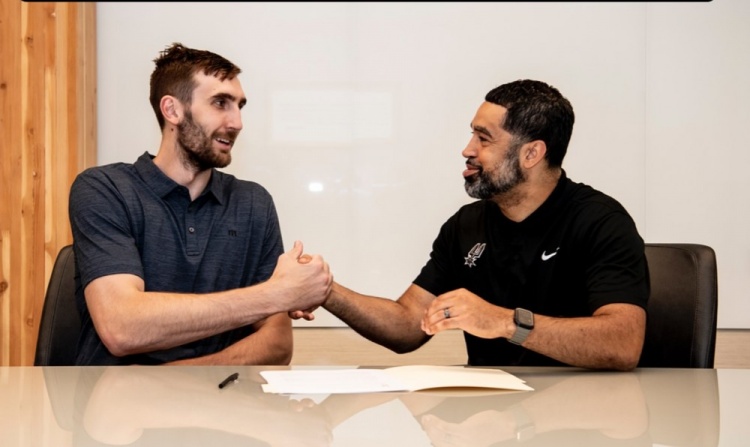 正式簽約！馬刺官方曬盧克-科內特簽約照：歡迎回家！