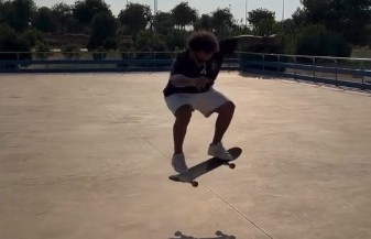 還是那么愛(ài)秀??馬塞洛玩滑板炫技，人連同滑板一同躍起