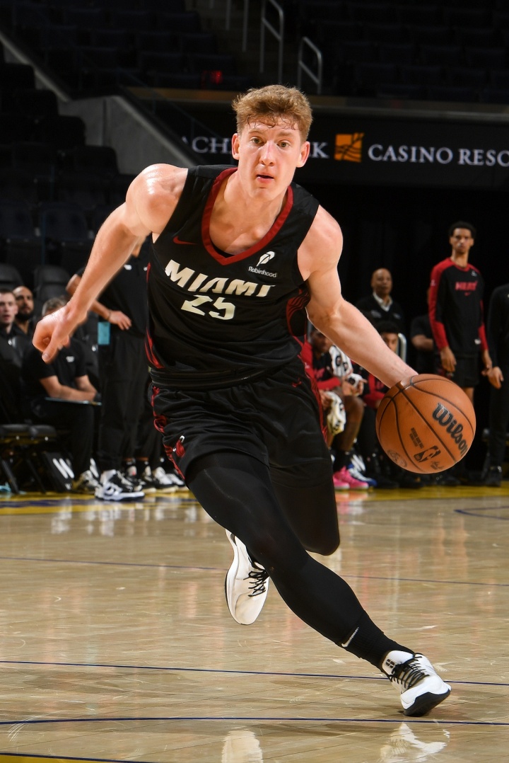 ??熱火20號秀亞庫喬尼斯5投0中 拿到5分4板3助 出現4失誤8犯規