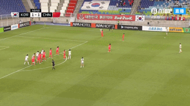 王霜遠距離任意球傳到禁區，邵子欽爭到落點(diǎn)可惜頭球太正