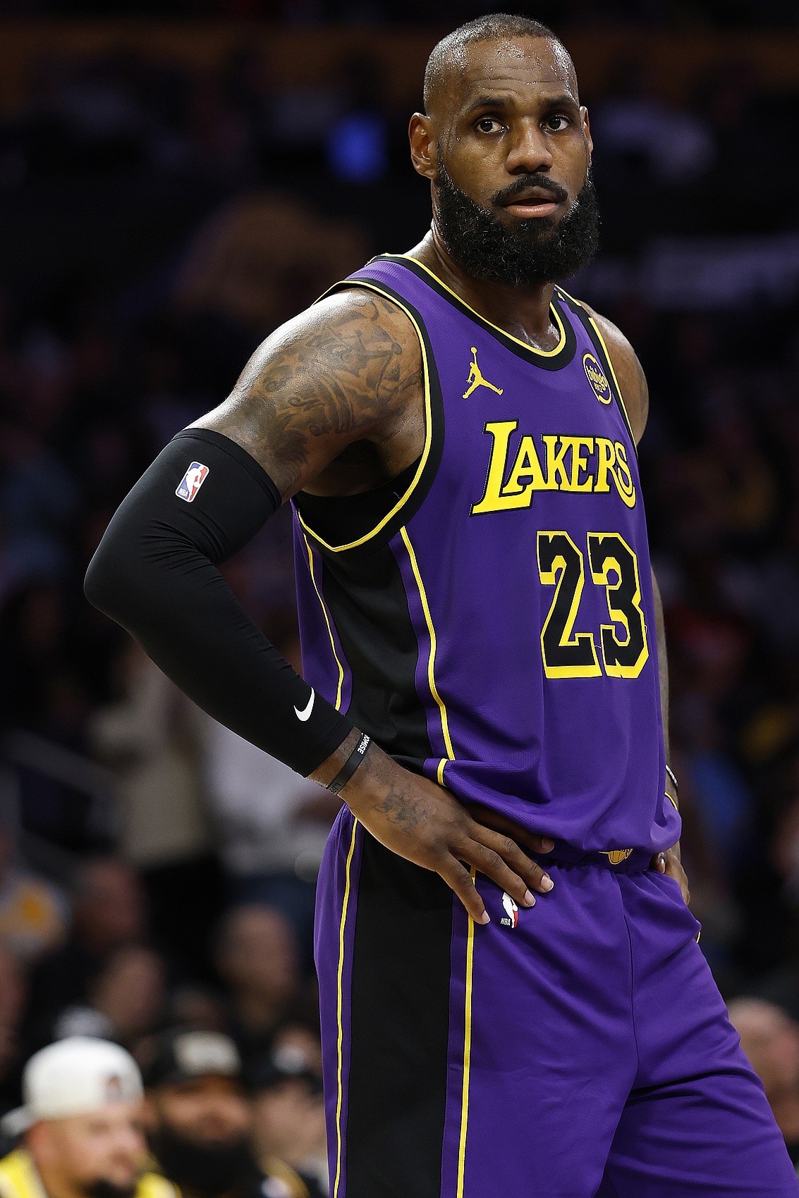 年薪5263萬(wàn)美元??記者：有人說(shuō)詹姆斯想離開(kāi)湖人已有一段時(shí)間了