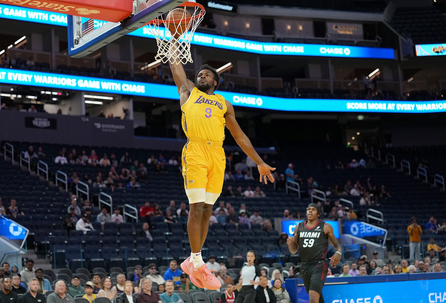 ??Skip：布朗尼打夏聯(lián)&觀(guān)眾數和他球衣號一樣 這可是LBJ的兒子