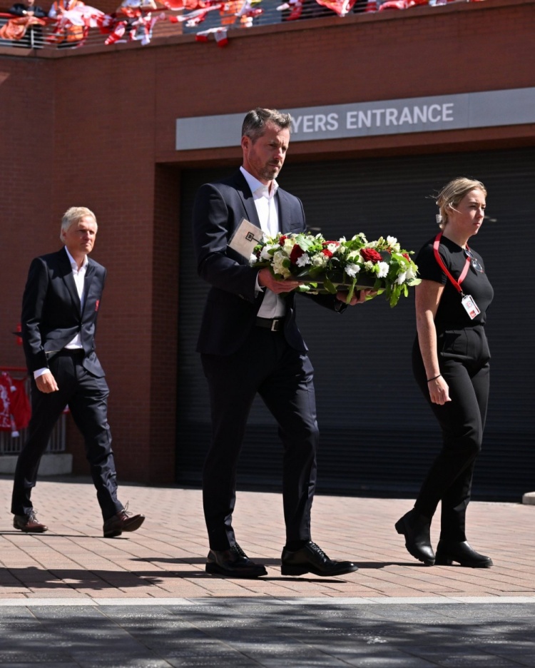 官方：利物浦CEO在安菲爾德向若塔兄弟獻上鮮花致以敬意