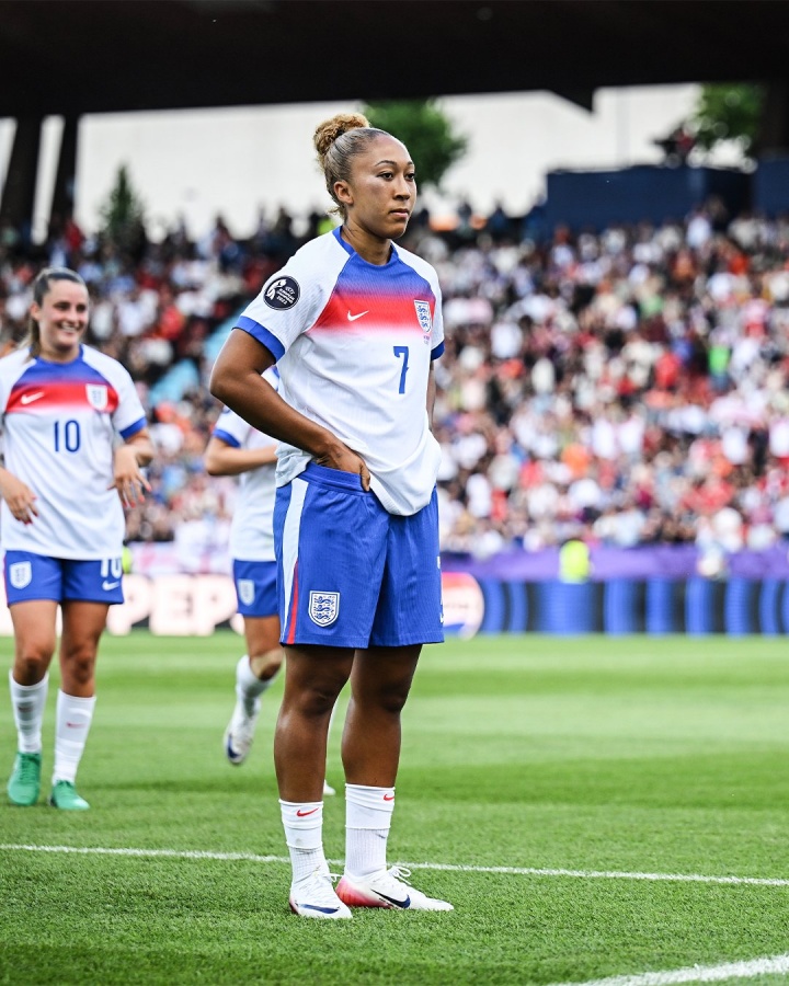 暴力美學(xué)??勞倫-詹姆斯1v2內切世界波破門(mén) 助英格蘭女足4-0完勝