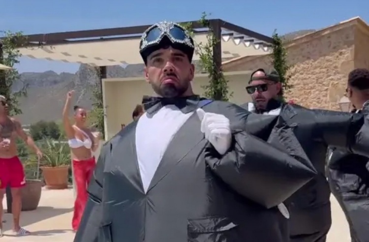 太陽(yáng)報：拉亞與女友舉行婚禮，他身穿充氣燕尾服與伴郎團搞笑入場(chǎng)