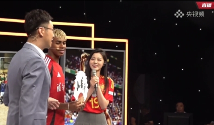 亞馬爾做客天下足球收到折扇禮物，女球迷教亞馬爾用中文念小孩哥