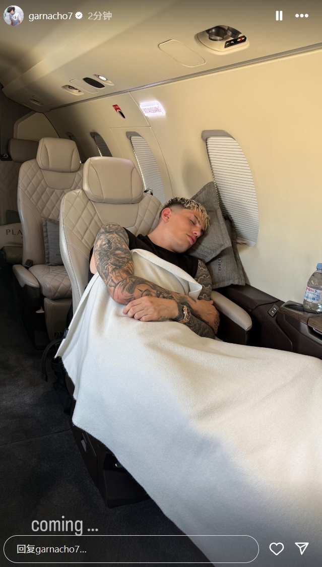 這是去哪兒??加納喬曬飛機上睡覺(jué)照片，配文：來(lái)了