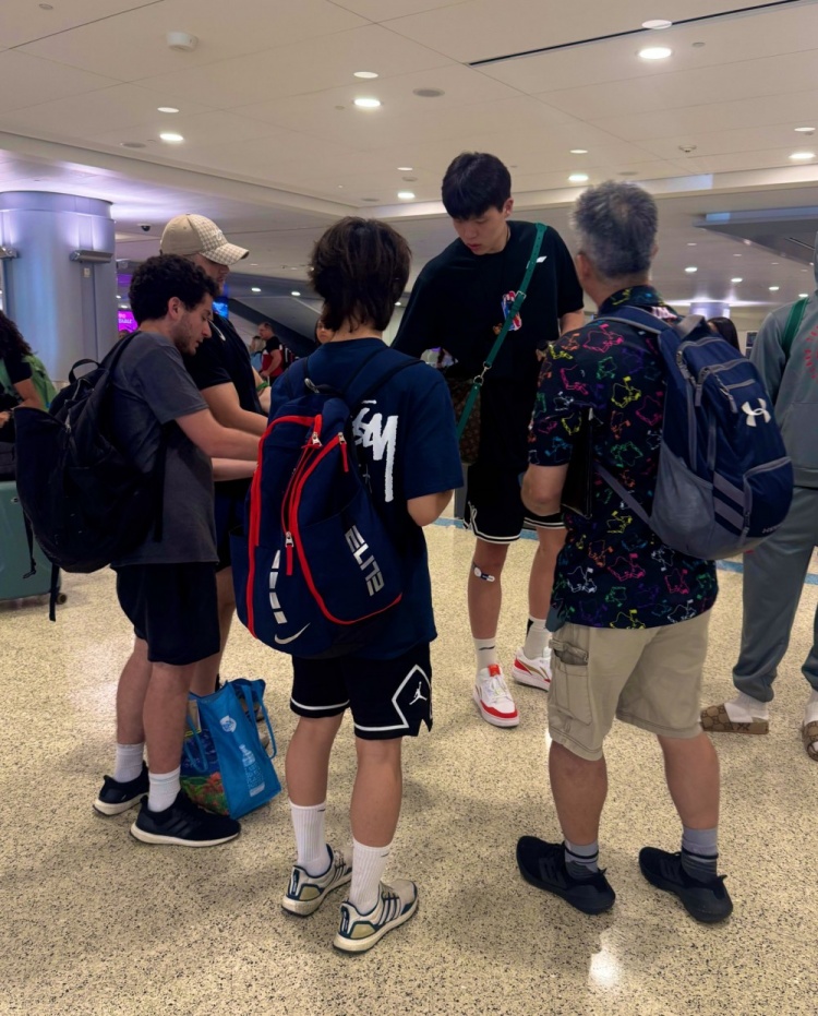 開(kāi)拓者隊記曬楊瀚森給球迷簽名照片：他已經(jīng)出名啦！