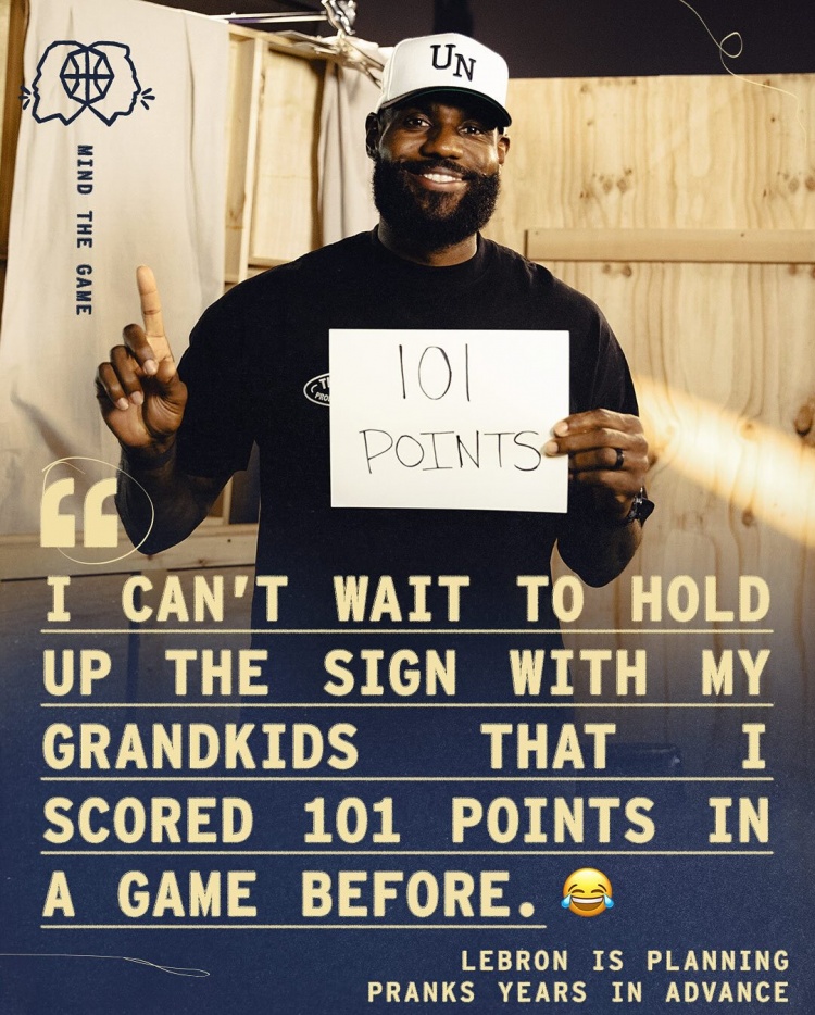 玩梗要徹底??《球場(chǎng)大腦》官方曬出詹姆斯舉起“101分”字牌照
