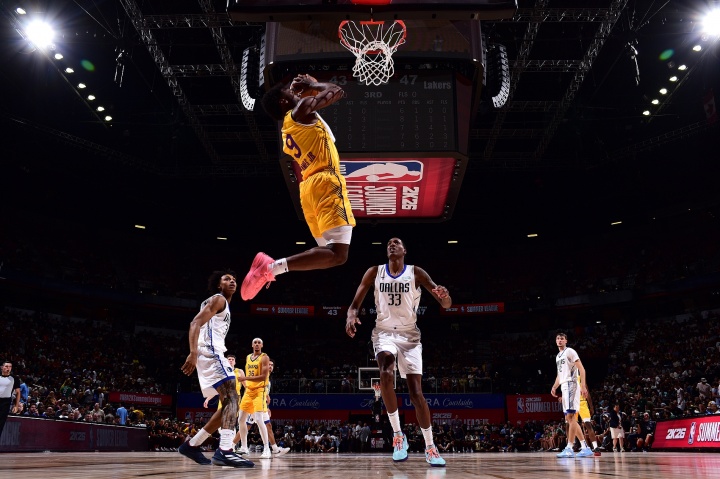 這照片帥！布朗尼空接反身扣籃 可惜脫手了