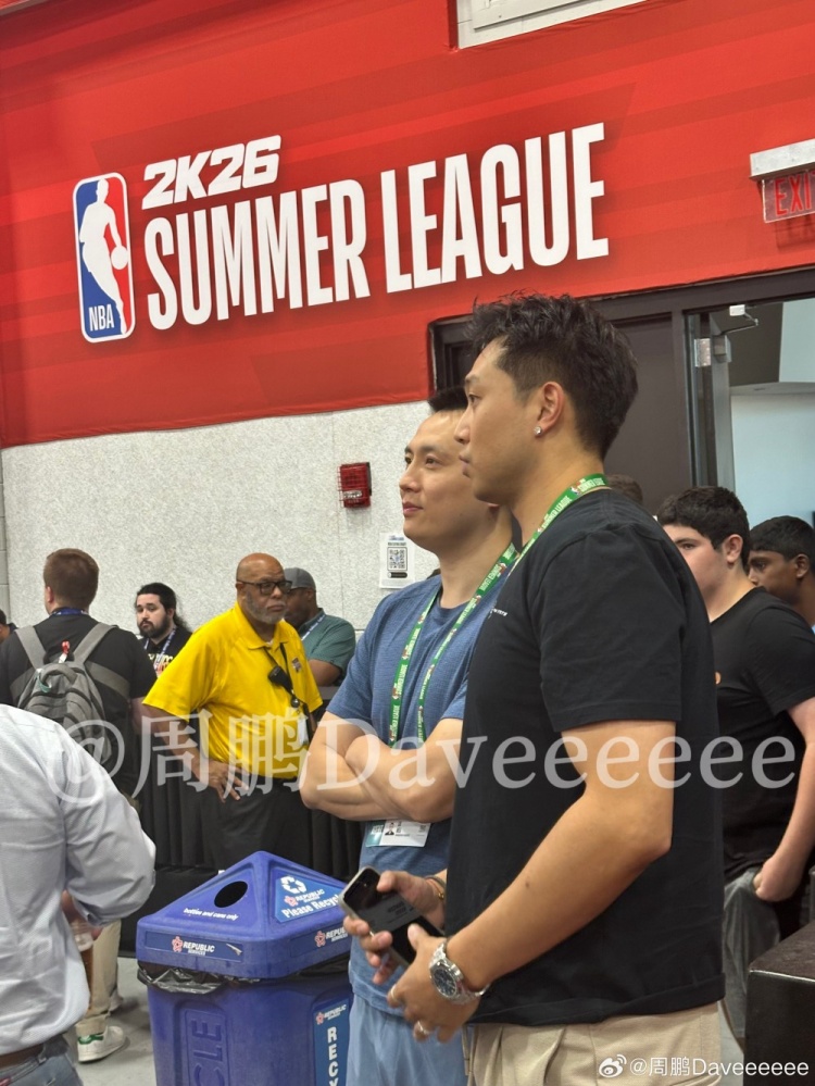 媒體人：上海隊主帥盧偉現場(chǎng)觀(guān)戰夏聯(lián) 與翻譯剛下飛機就來(lái)場(chǎng)地