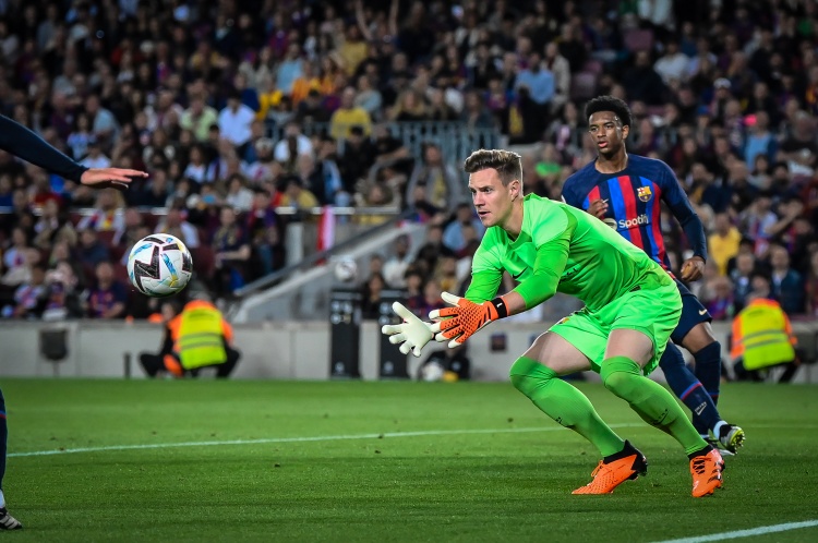 記者：巴薩將明確告知特獅，新賽季門(mén)將組合是加西亞+什琴斯尼