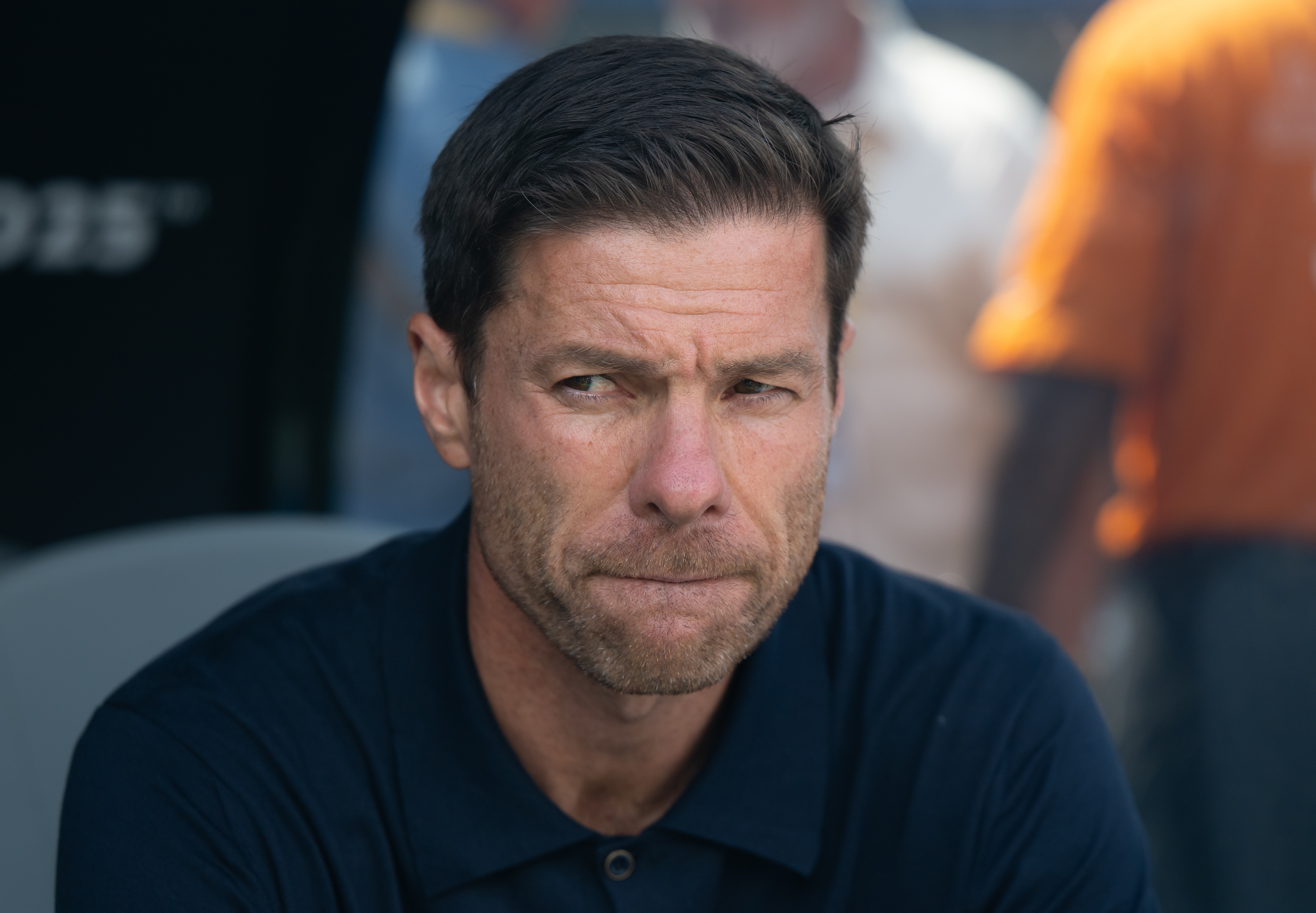 還得買(mǎi)人！記者：阿隆索要求今夏再簽1中場(chǎng)+1后衛 皇馬需要先賣(mài)人