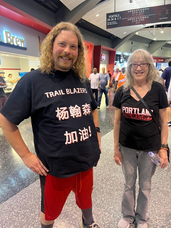 ??楊瀚森水不了！球迷穿特制衣服為小楊加油 “瀚”少了三點(diǎn)水