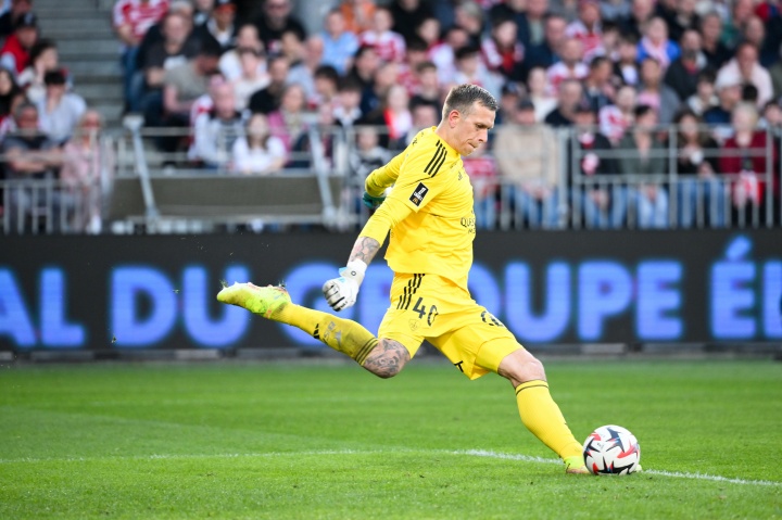 隊報：利茲聯(lián)等隊有意，布雷斯特34歲門(mén)將比佐特將加盟維拉