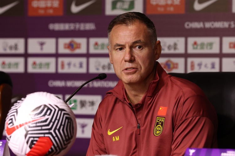 記者：感謝中國女足姑娘們的堅韌，但無(wú)法感謝這支球隊的主教練