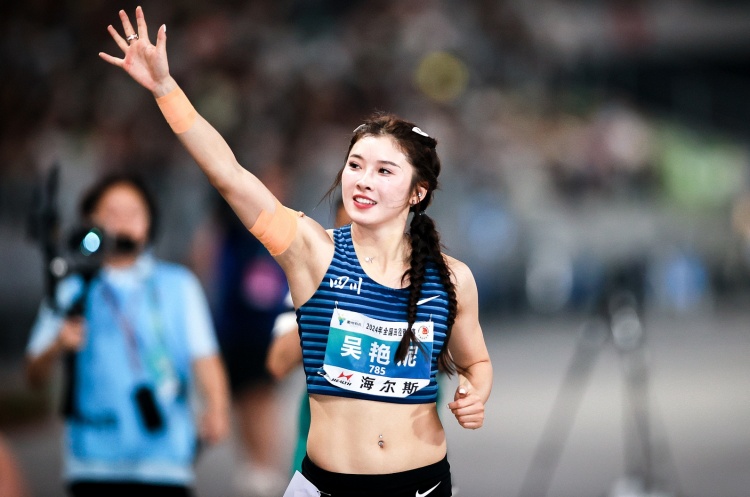 吳艷妮：我雖然是田徑選手 但一直超愛(ài)女籃 讓冠軍獎杯留在中國