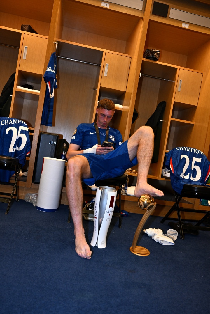 習慣就好??帕爾默更衣室慵懶坐姿，腳踩世俱杯金球&胯下MVP獎杯