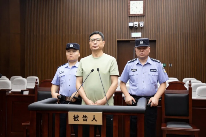 原上港集團總裁嚴俊犯受賄罪，被判有期徒刑十二年，罰金二百萬(wàn)元