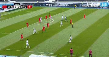 中國香港隊打出威脅進(jìn)攻，傳中到后點(diǎn)，頭球沖頂沒(méi)有頂到