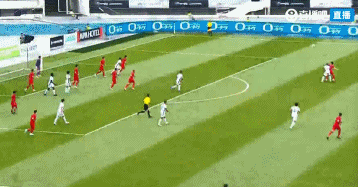 可惜??！國足前場(chǎng)2打1王鈺棟分球稍小，張玉寧調整后打門(mén)被封堵