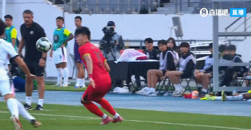 王鈺棟成功挑球過(guò)人，被賓紀文揮手掃到面部，隨后又被陳俊樂(lè )撞頭