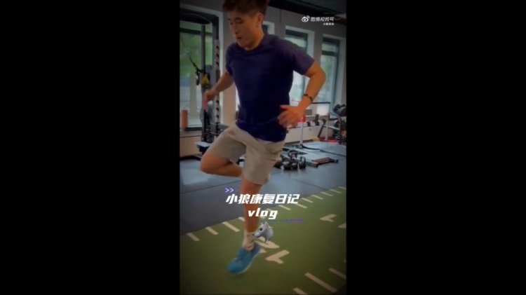 繼續康復！戴偉浚分享康復日記vlog，并配文：vamos小狼