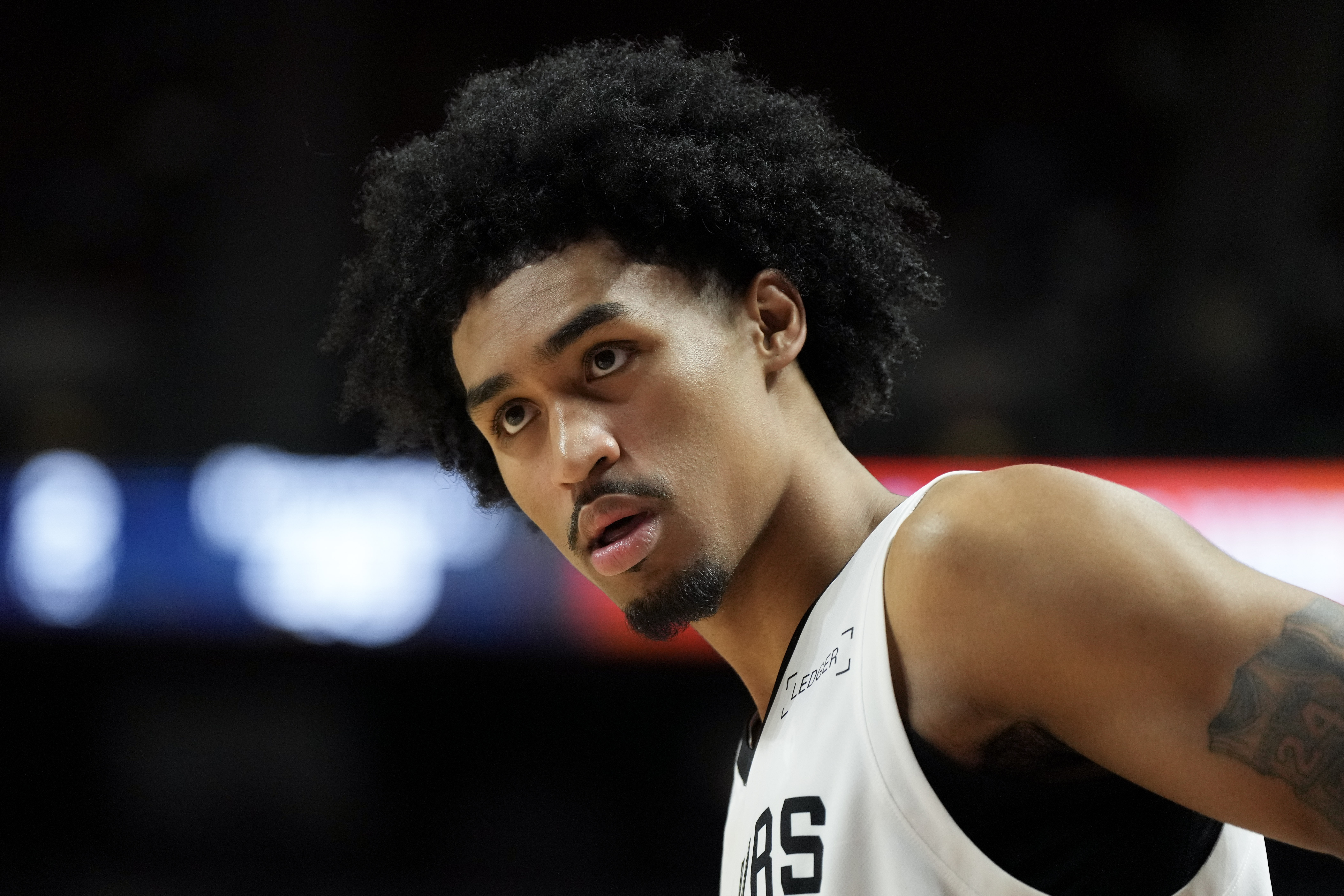 慘不忍睹！半場(chǎng)榜眼哈珀7中1拿4分 14號秀C-布萊恩特8中1得3分