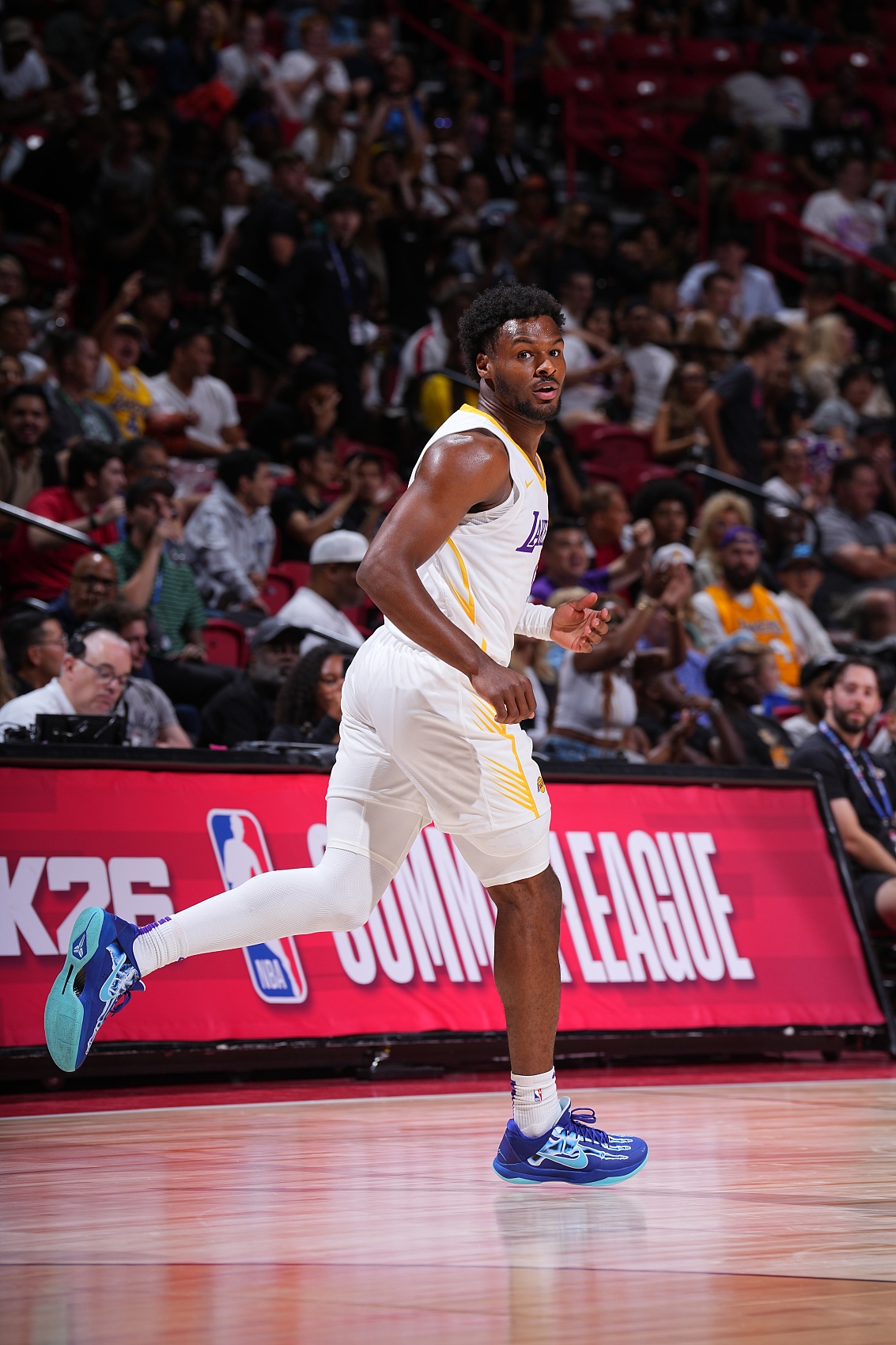 夏聯(lián)生涯最佳戰！布朗尼砍17分5板5助大秀技能包 最后時(shí)刻略瑕疵