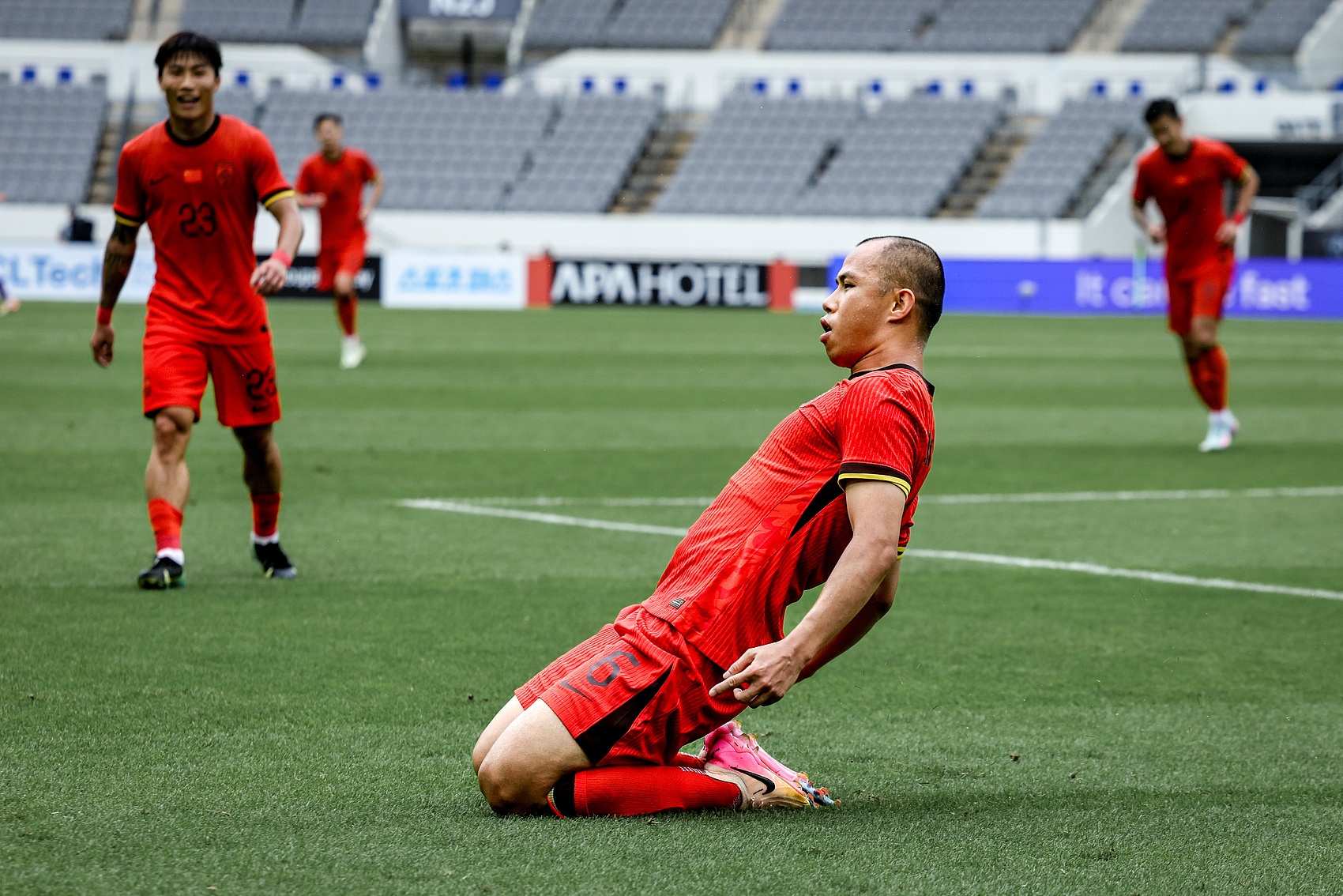 媒體人：替補席上的新隊員可以上來(lái)踢踢了，現在不練兵什么時(shí)候練