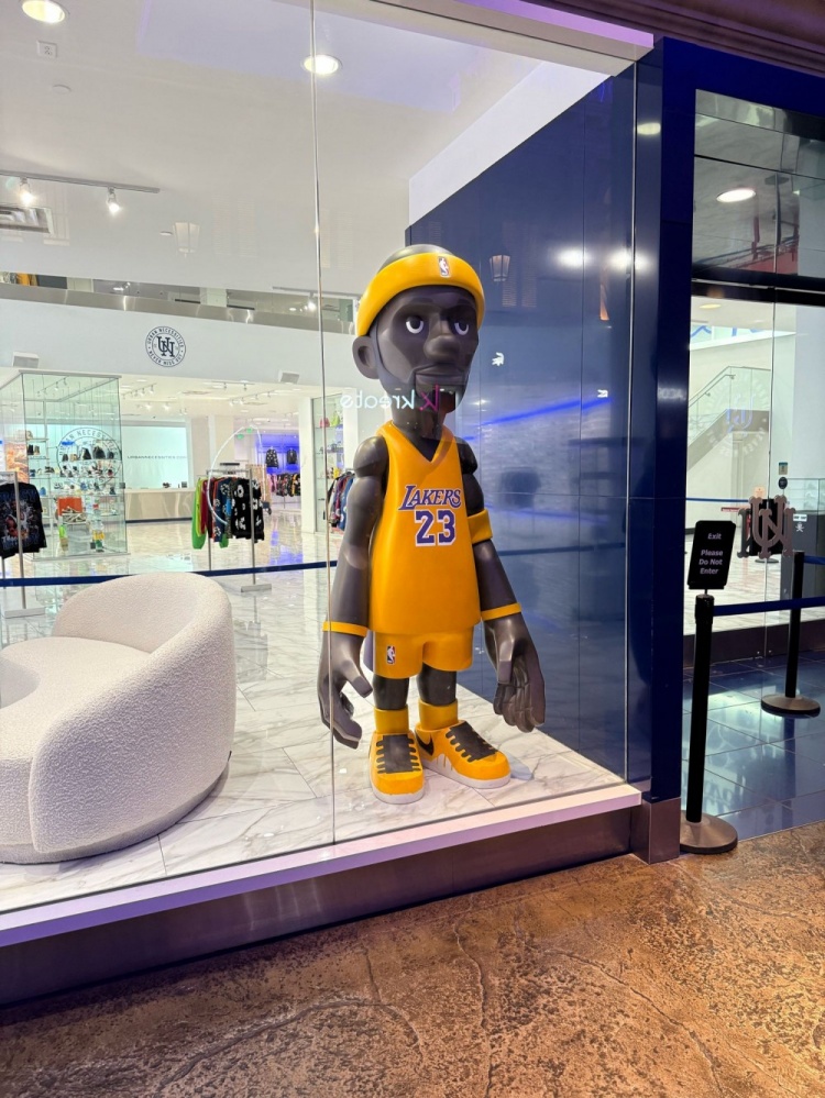 湖人記者曬詹姆斯超大玩偶：猜猜我在賭城遇到了誰(shuí)？