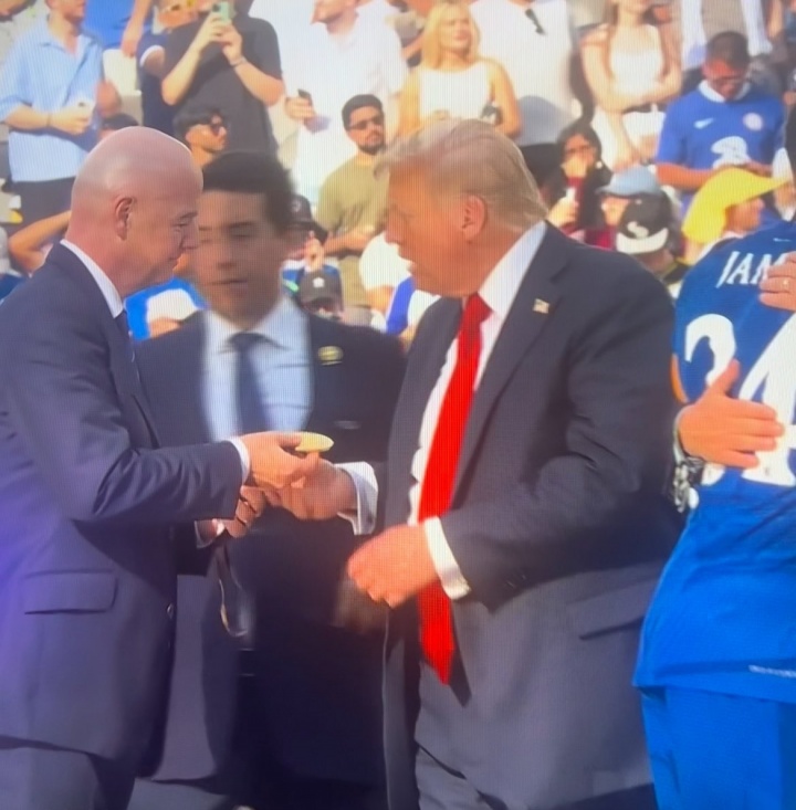 直接揣兜里了??特朗普順走切爾西1塊冠軍獎牌 原版獎杯也拿走了