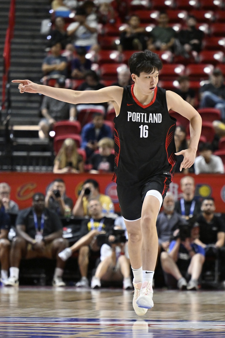 楊瀚森：卡爾打賭我不敢做慶祝動(dòng)作輸給我100刀 我讓他請我們吃飯