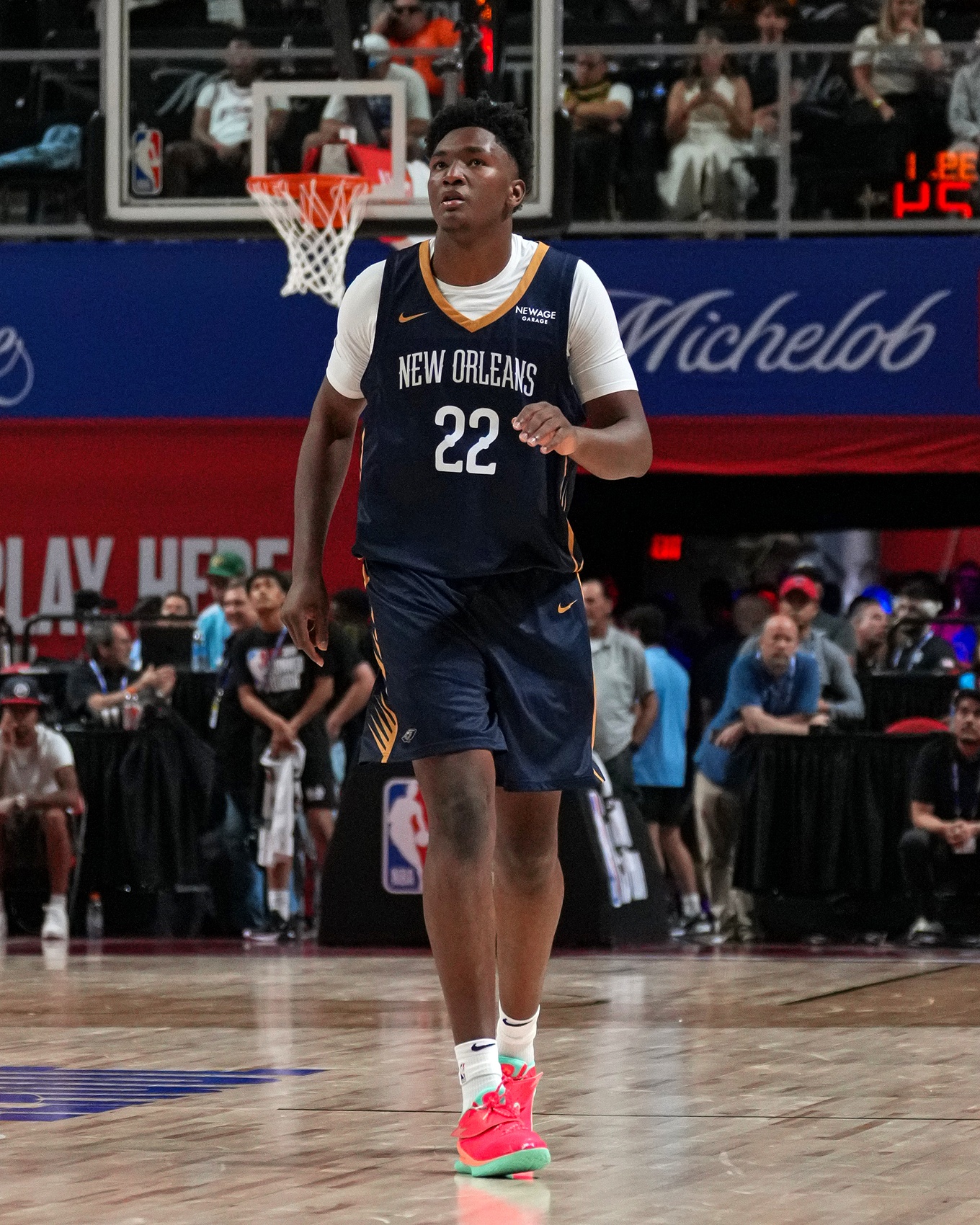 沖勁十足！13號秀奎因半場(chǎng)8中4砍全隊最高11分外加5板 也有5失誤