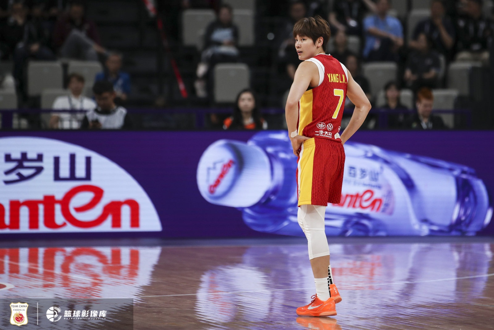 穩健控場(chǎng)！楊力維半場(chǎng)3中2拿到5分3助 三分1中1