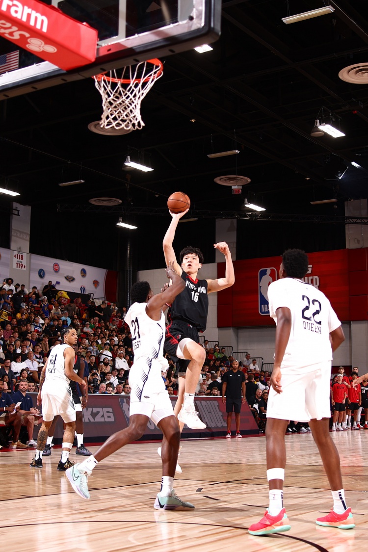 ??穩穩的幸福！楊瀚森夏聯(lián)3場(chǎng)比賽已連續3場(chǎng)上雙！場(chǎng)均11.7分