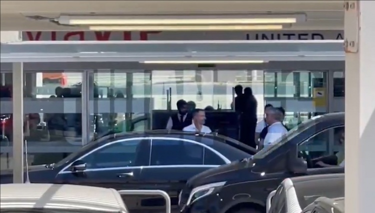 記者：亞馬爾經(jīng)紀人門(mén)德斯抵達巴薩，參加續約和10號球衣公布儀式