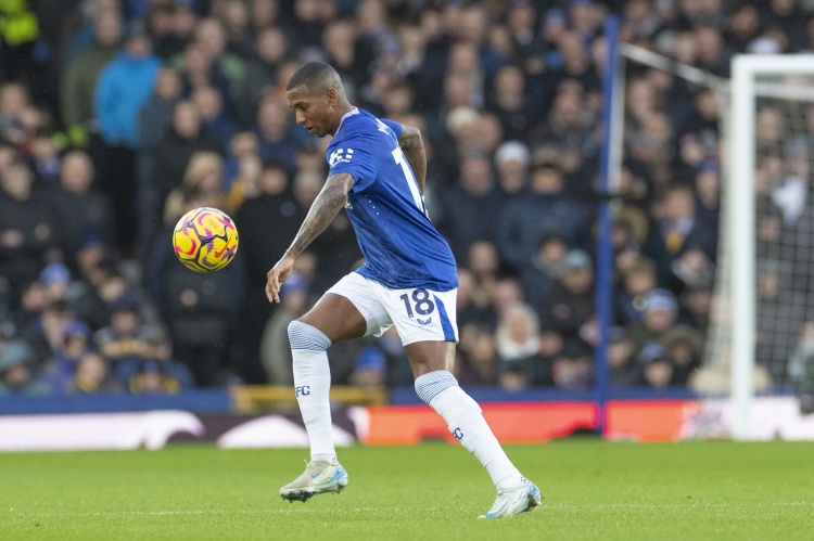 記者：沃特福德仍有意免簽阿什利-揚，雙方夏窗進(jìn)行過(guò)談判