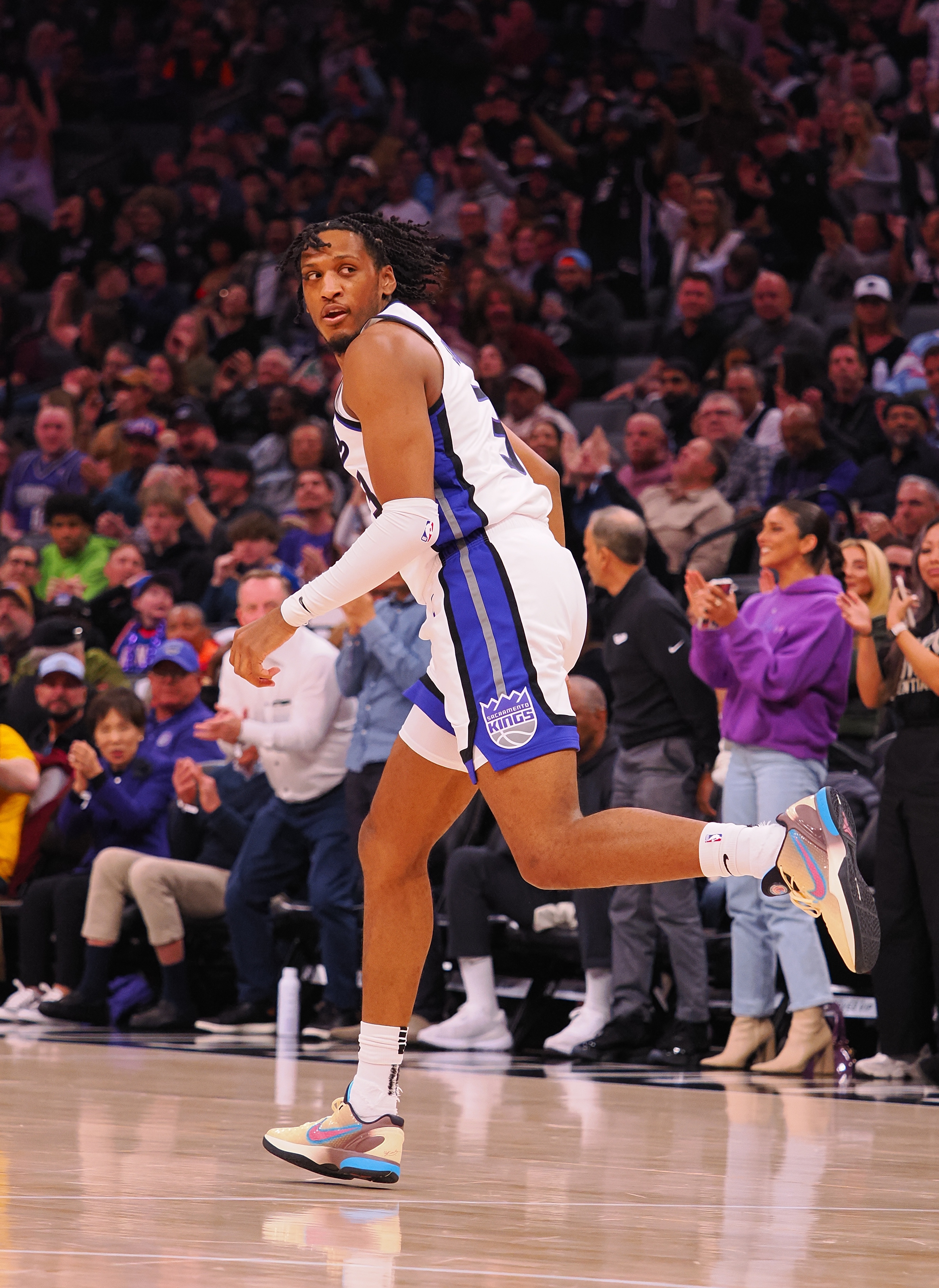 效率很高！艾薩克-瓊斯26分鐘11投8中 貢獻17分3板