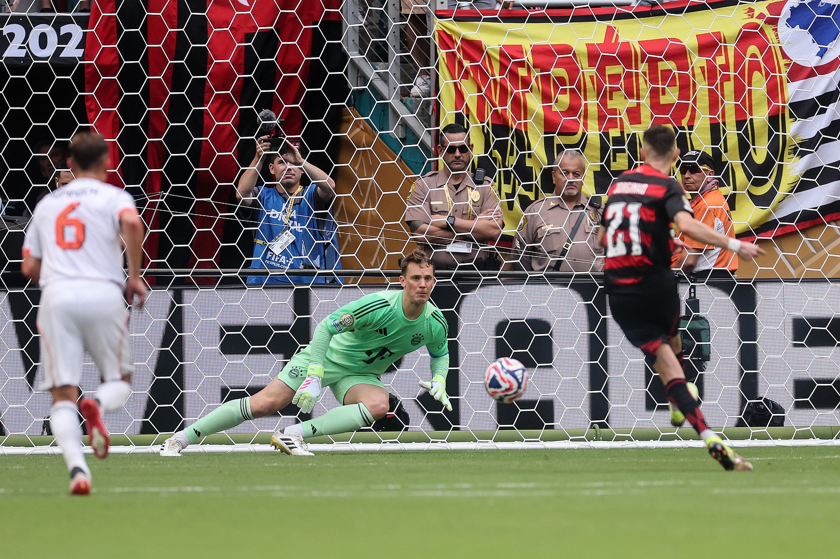 巨變！IFAB考慮修改點(diǎn)球規則：點(diǎn)球被撲算死球，進(jìn)攻方不能補射！