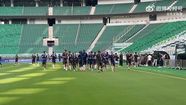 京滬之戰明晚開(kāi)打，申花新援阿蘇?！邦I(lǐng)銜”全隊開(kāi)始踩場(chǎng)