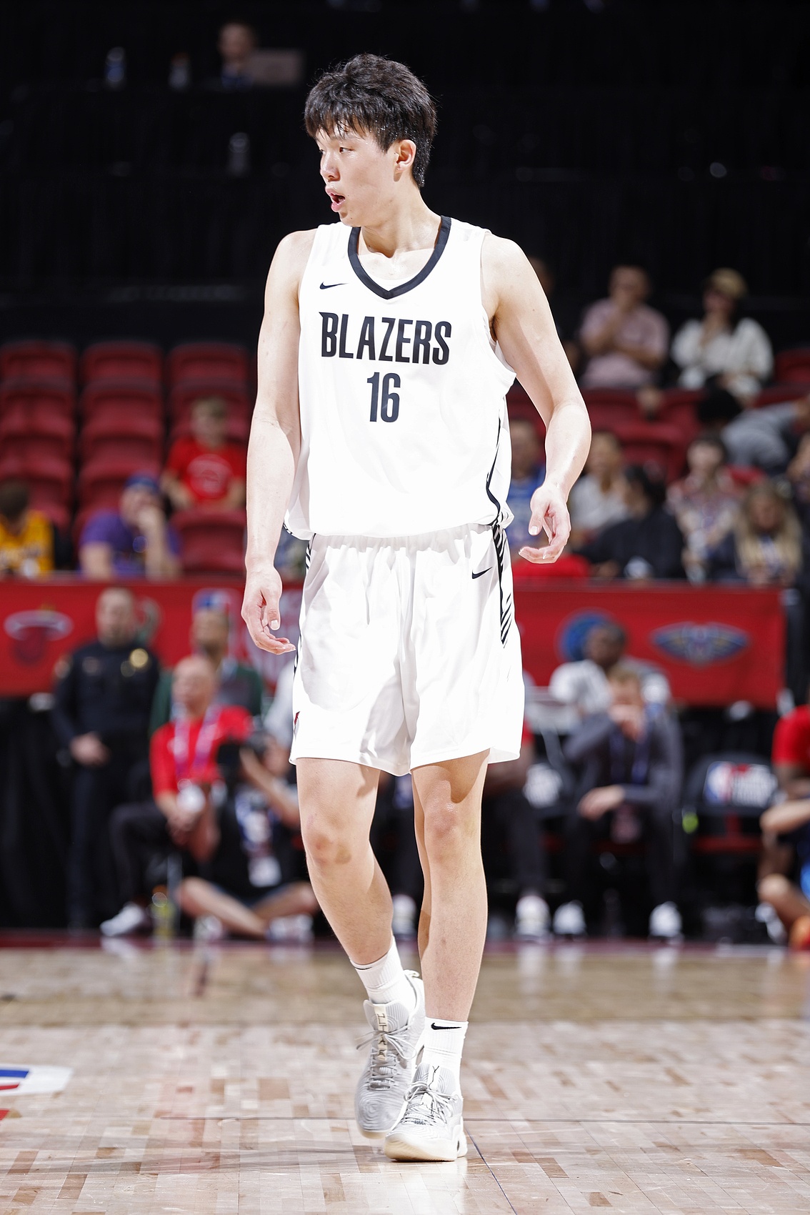 開(kāi)局失誤有點(diǎn)多??！楊瀚森首節2分2板2助3失誤 正負值+1